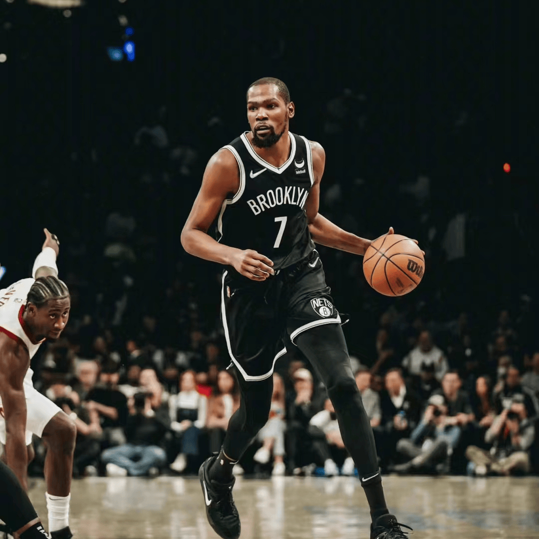 包含杜兰特回归赛场，高光表现首场状态亮眼，巴塞罗那观众沸腾！的词条