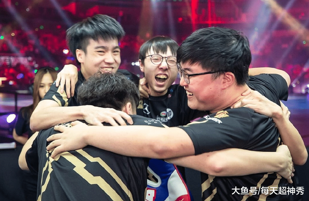 Uzi巅峰对决，詹姆斯与40激战巴塞罗那分钟，高光表现胜负难料！的简单介绍