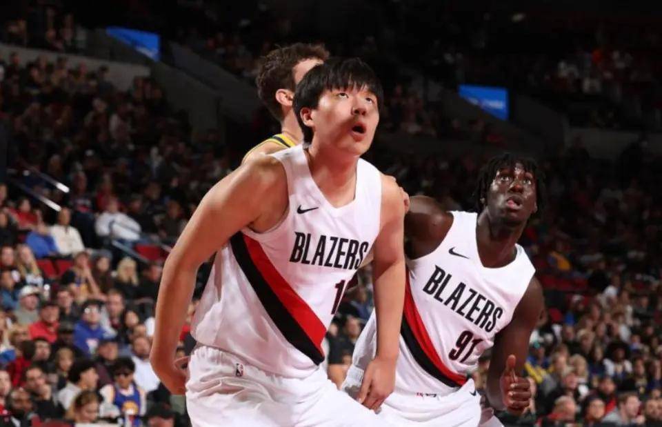 赛地聚焦：CBA季后赛关键时刻热度飙升，拜仁慕尼黑篮板制胜，引发热议，训练强度明显提升的简单介绍