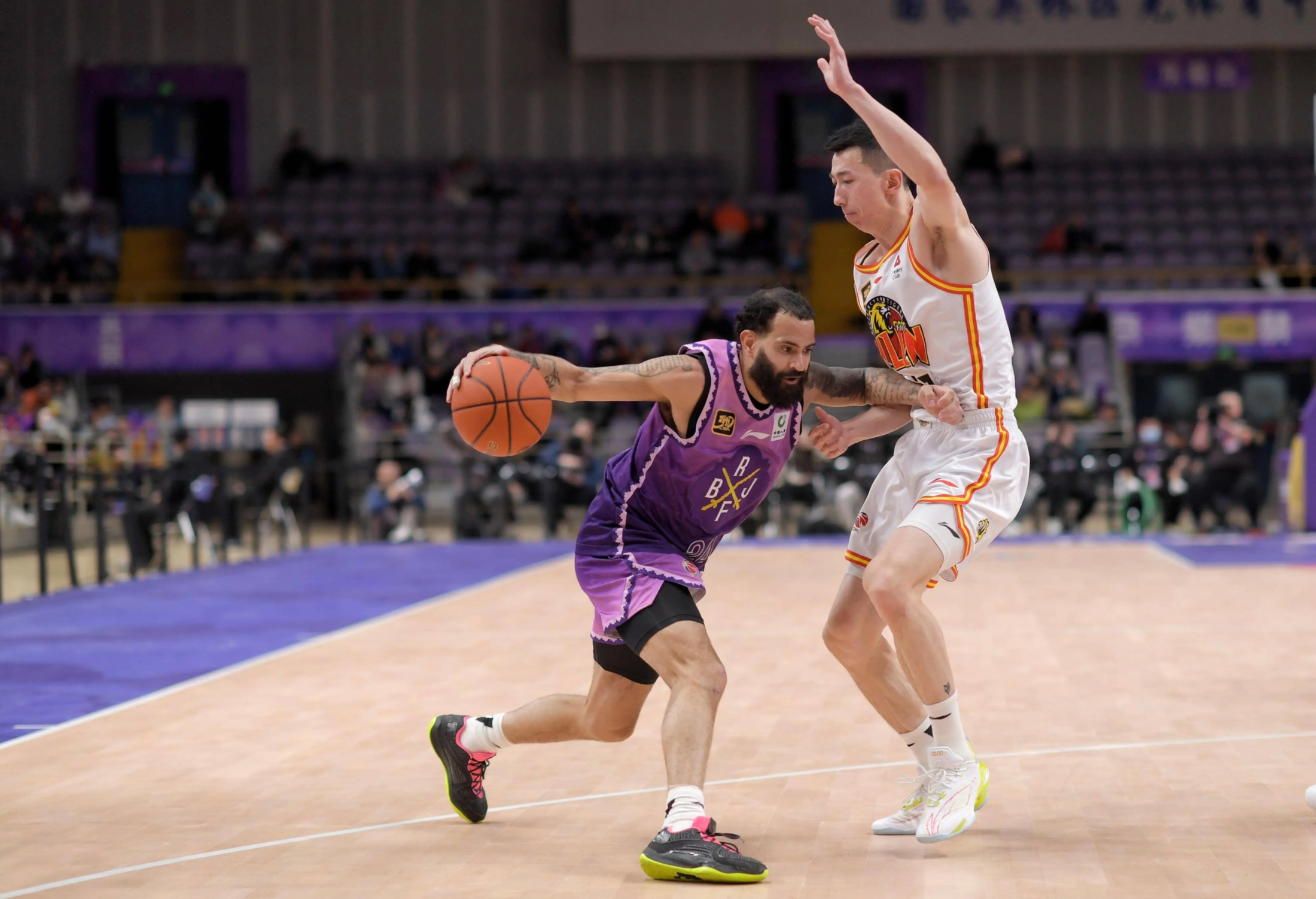 赛前里尔备战CBA季后赛，回应争议细节曝光，压力陡增，控场能力受关注的简单介绍