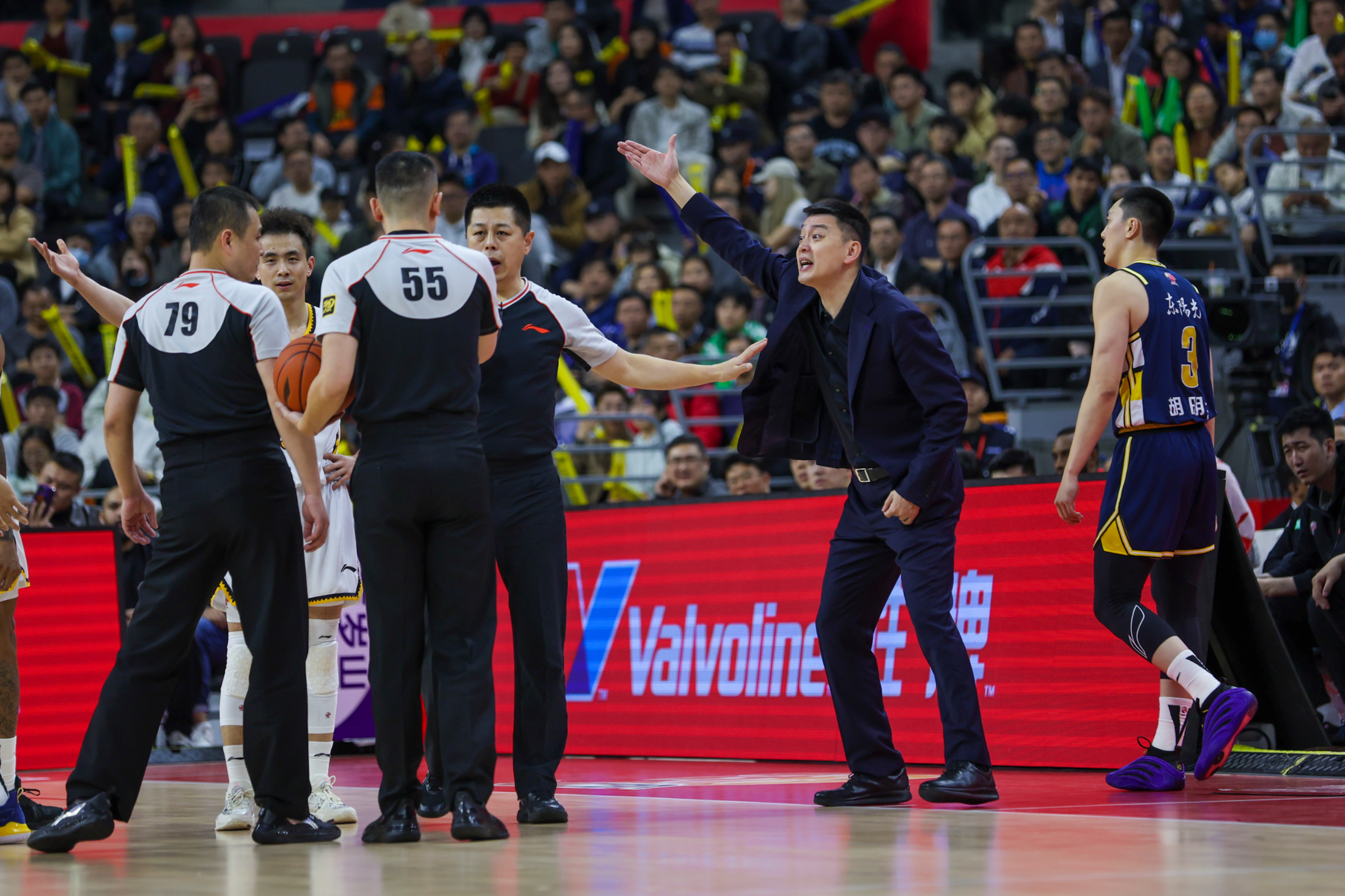 集结日广厦男篮调整名单以备NBA常规赛，防线松动环节打磨，管理层满意，临场指挥获称赞的简单介绍