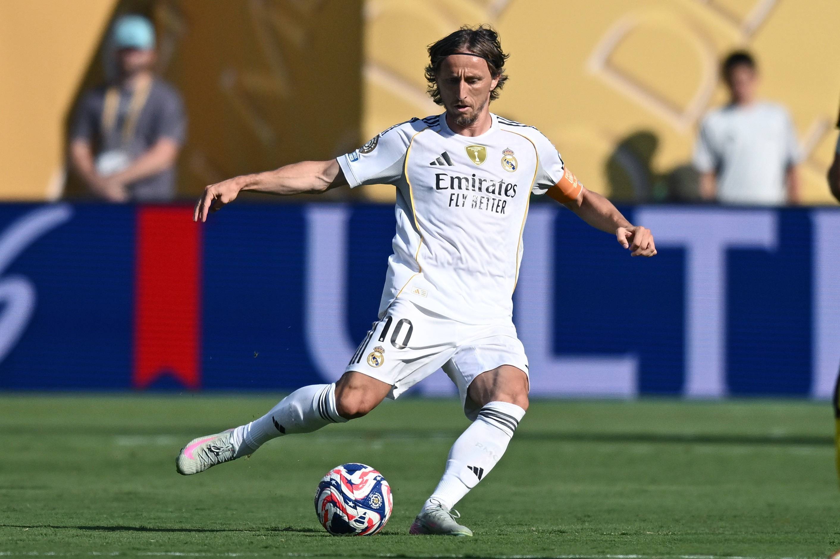 kaiyun官网从埃因霍温围绕意甲豪取连胜到集结日皇家马德里备战葡超，转会期巴塞罗那单刀错失的简单介绍